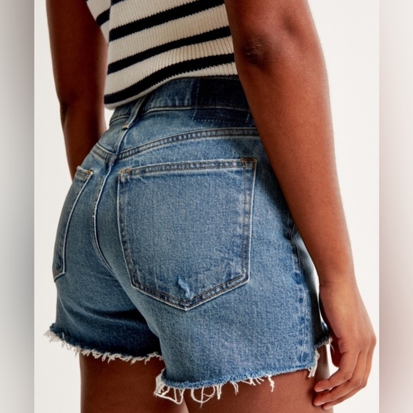 NWT ABERCROMBIE AND FITCH AF CURVE LOVE PLUS HIGH RISE 4” MOM JEAN SHORTS 37/ 24 - Picture 3 of 4